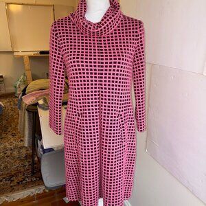 Tyler Boe Cowl Neck Dress Size XS Pink Black Print 3/4 Sleeve Pockets Pleat